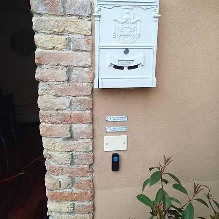 דסנזאנו דל גארדה Appartamento Lake Garda Ibiscus Di Francia מראה חיצוני תמונה